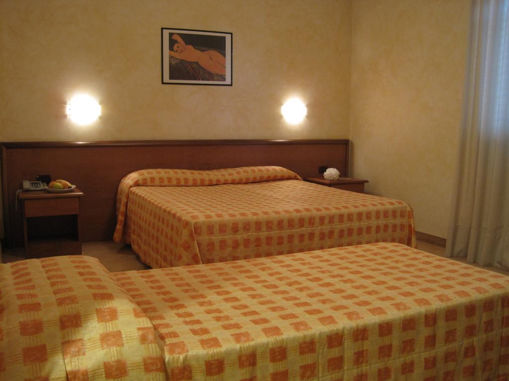 Hotel Italia Carmagnola Szoba fotó
