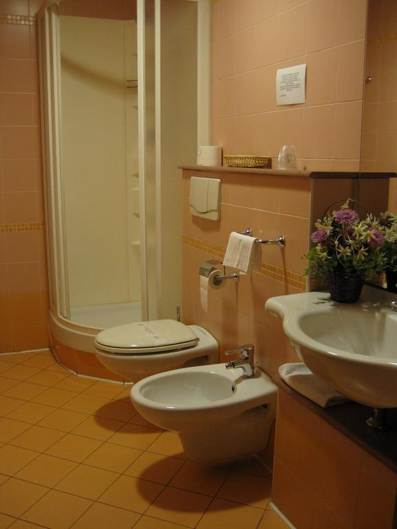 Hotel Italia Carmagnola Szoba fotó