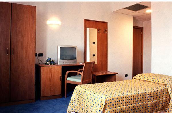 Hotel Italia Carmagnola Szoba fotó
