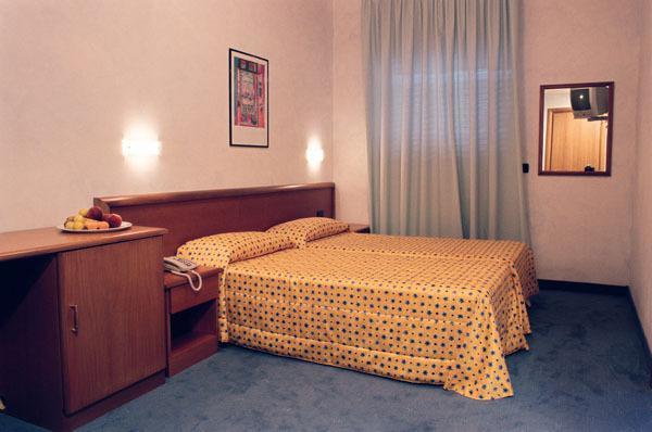 Hotel Italia Carmagnola Szoba fotó