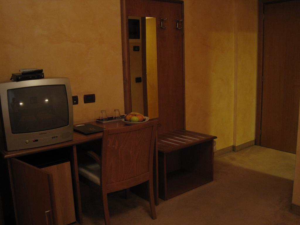 Hotel Italia Carmagnola Szoba fotó