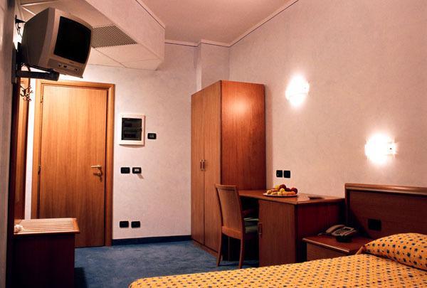 Hotel Italia Carmagnola Szoba fotó