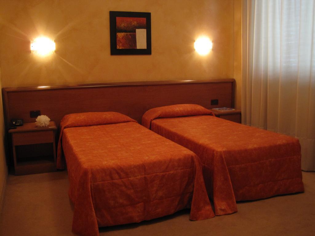 Hotel Italia Carmagnola Szoba fotó