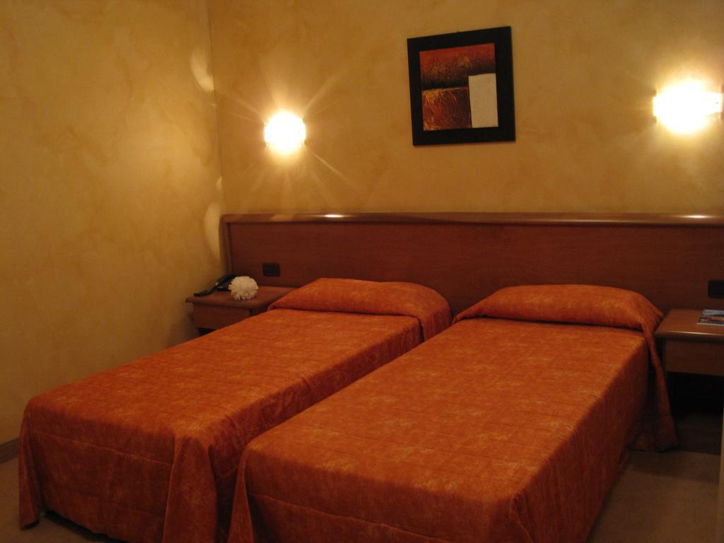 Hotel Italia Carmagnola Szoba fotó