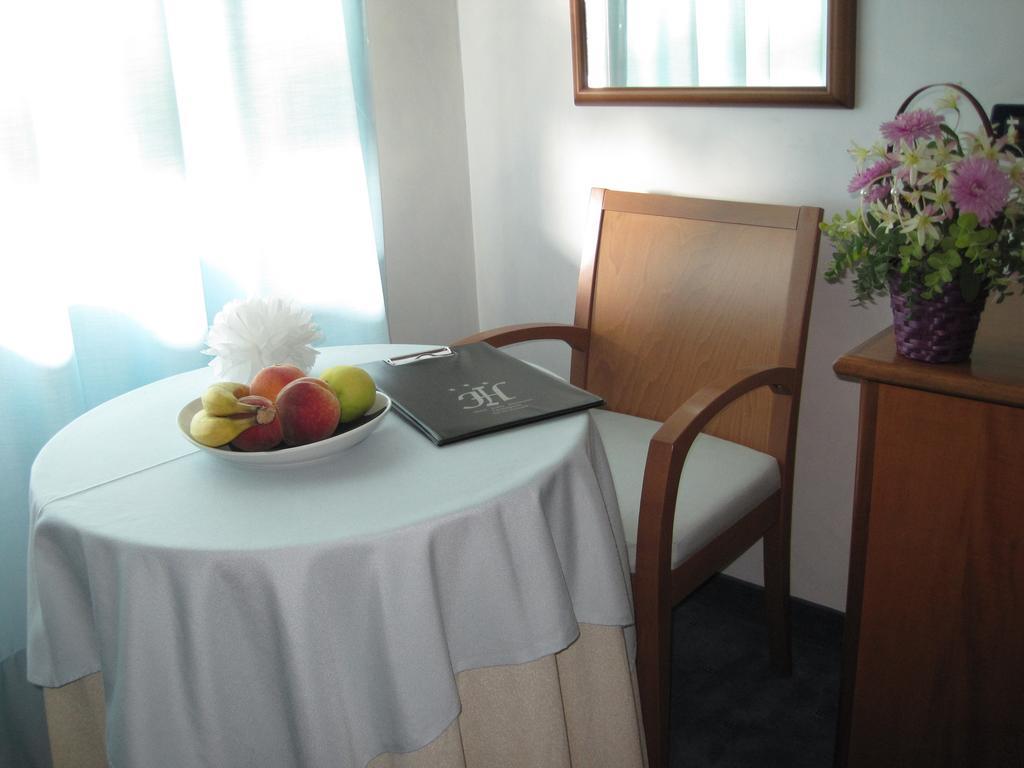 Hotel Italia Carmagnola Szoba fotó